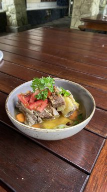 Patates ve sebzeli ızgara tavuk.