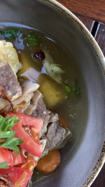 Sebzeli ve otlu biftek güveci.