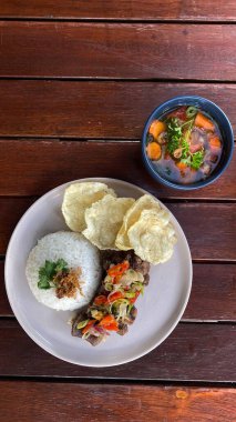 Endonezya yemeği, sığır etli pilav, tavuk, sebze, kızarmış pirinç ve sebzeyle servis edilir.