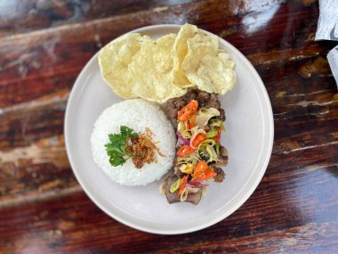 pirinç ve sebze ve sahanda yumurta.