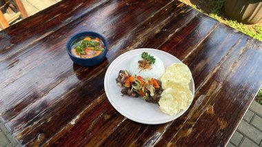 Domuz eti, sebze ve baharatlı pilav.