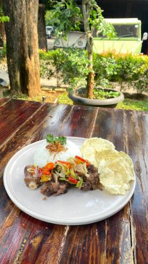 Sahanda yumurta ve sebzeli pilav.