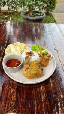 Pilav ve sebzeli ızgara tavuk.