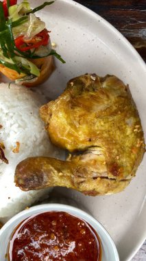 Kızarmış tavuk, sebze ve pilav.