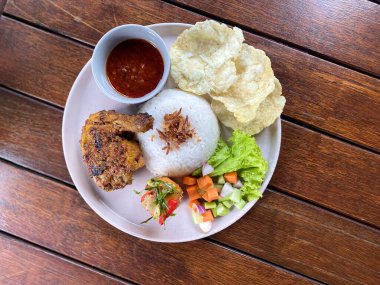 Kızarmış tavuk ve pilav, sahanda yumurta, Tayland yemeği.