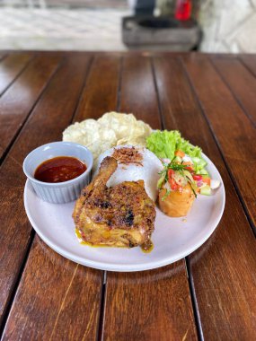 Sebze ve soslu ızgara tavuk.