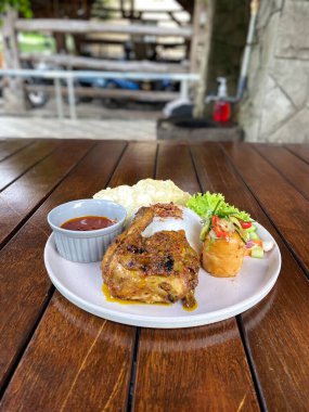 Bir tabak tavuğun mutfak fotoğrafı.