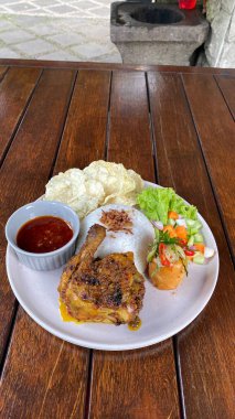 sebzeli tavuk ve sos.