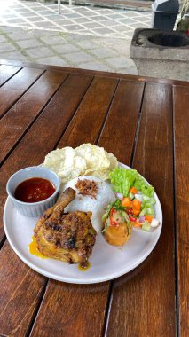 Tavuk ve pilav, kızarmış tavuk ve yumurta..