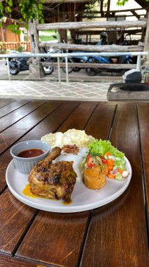 Tavuklu pilav ve sebze