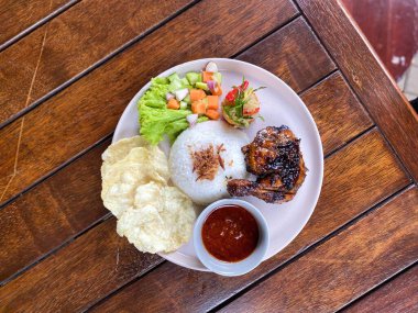 Endonezya yemeği, pilav, tavuk, tavuk, ızgara tavuk, ızgara sebze, kızarmış pilav, ızgara, kızarmış pilav,