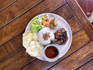 Kızarmış balık ve pilav.