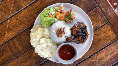 Kızarmış pilav ve ızgara domuz eti.