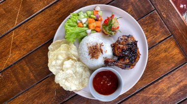 Sebze ve soslu ızgara biftek.