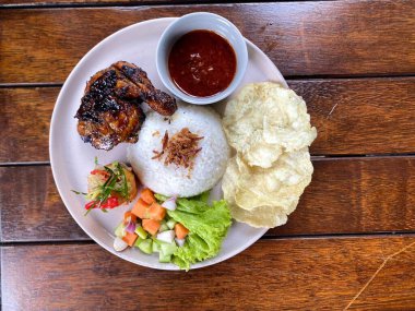 Pilavlı kızarmış tavuk, kızarmış yumurta ve kızarmış tavuklu salata.