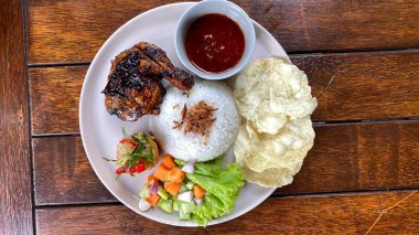 Pirinç ve sebzeli tavuk kanadı.