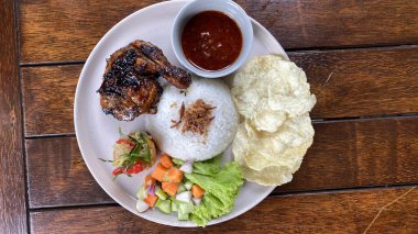 Sebzeli ve soslu kızarmış pilav.