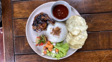 Tavuk ve soslu kızarmış pirinç, Tayland yemeği.