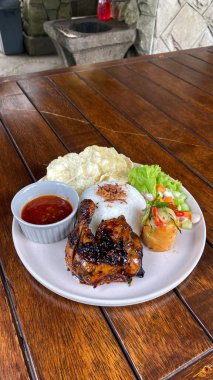 Sebzeli ve soslu ızgara tavuk bifteği.