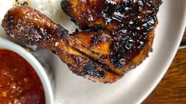 Baharatlı ve soslu tavuk kanadı.