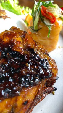 Izgara biftek ve bir tabakta sebze