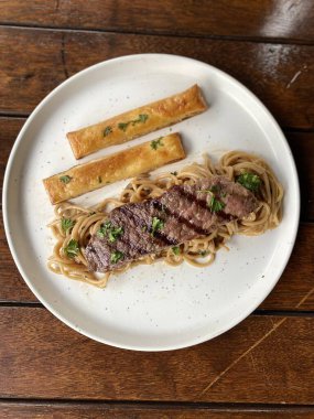 Etli, peynirli ve soslu spagetti.