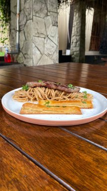 Tavuk ve sebzeli erişte fotoğrafı.