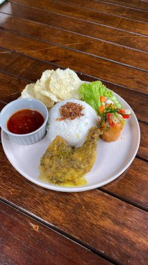 Tavuk ve sebzeli erişte fotoğrafı.