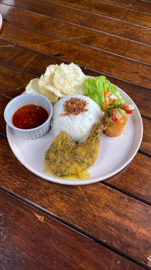 Tavuk ve sebzeli erişte fotoğrafı.