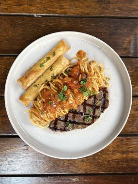 Tavuk ve sebzeli erişte fotoğrafı.