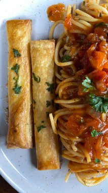 Deniz ürünleri ve domates soslu spagetti.