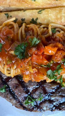 Lezzetli yemek ve eriştenin yakın görüntüsü.