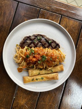 Etli ve sebzeli spagetti