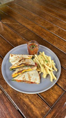 Tahta masada sebzeli patates kızartması.