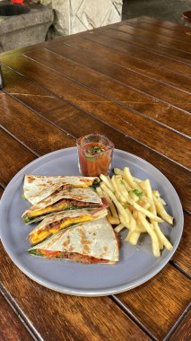 Tavuk ve sebzeli erişte fotoğrafı.