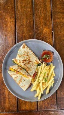 Peynirli ızgara sandviç, domates ve patates kızartması.