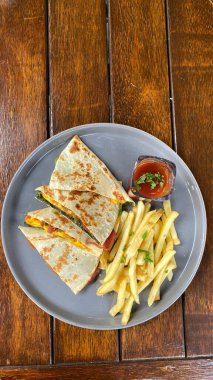 Lezzetli ve kızarmış sandviç ve patates kızartması.