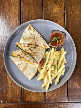 Kızarmış tavuk ve patates kızartması.