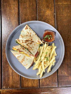 Tabakta patates kızartması