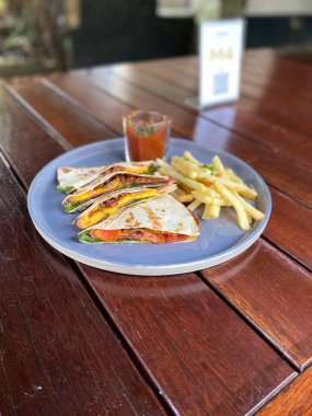 Lezzetli ve ızgara yemekler masada.,