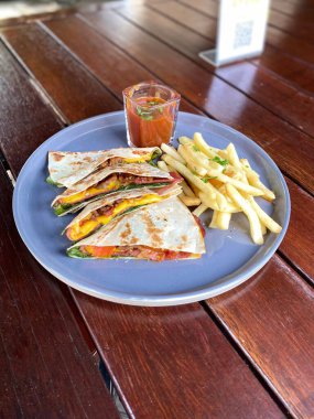 Masada lezzetli tavuk kanatları var.