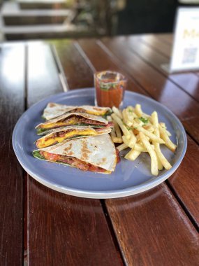 Tabağında tavuk eti olan lezzetli bir sandviç.