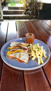 Etli ve peynirli sandviç.