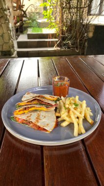 Sebze ve soslu ızgara tavuk.