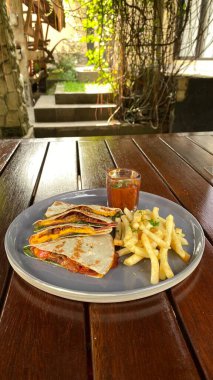 Kızarmış tavuğun mutfak fotoğrafı.