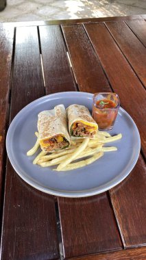 Meksika tacoları. Masada tavuk ve sebze var.