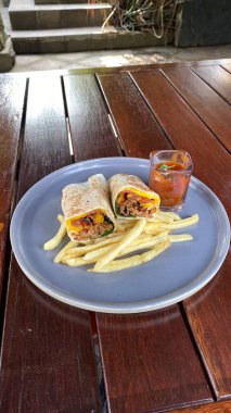 - Meksika yemeği. Tahta masada tacolar..