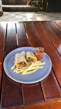 Lezzetli bir tabak, beyaz soslu patates kızartması.