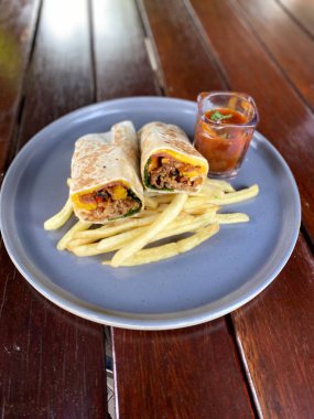 Masada patates kızartması var.