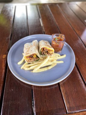 Lezzetli ve lezzetli bir yemeğin dikey fotoğrafı.